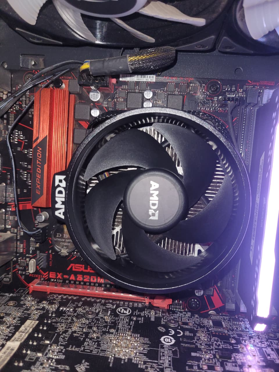 AMD Ryzen 3 2200g 4 Core 4 threads 3.50Ghz with Radeon Vega 8 Graphics Used CPU