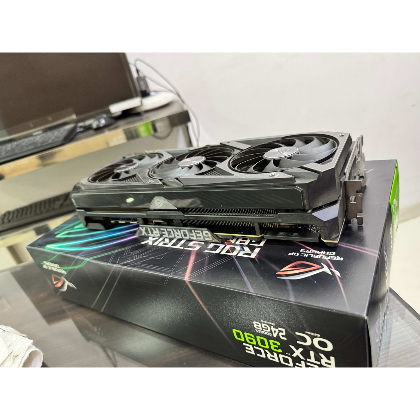 ASUS ROG Strix RTX 3090 OC Edition 24GB buffed-up design Used GPU