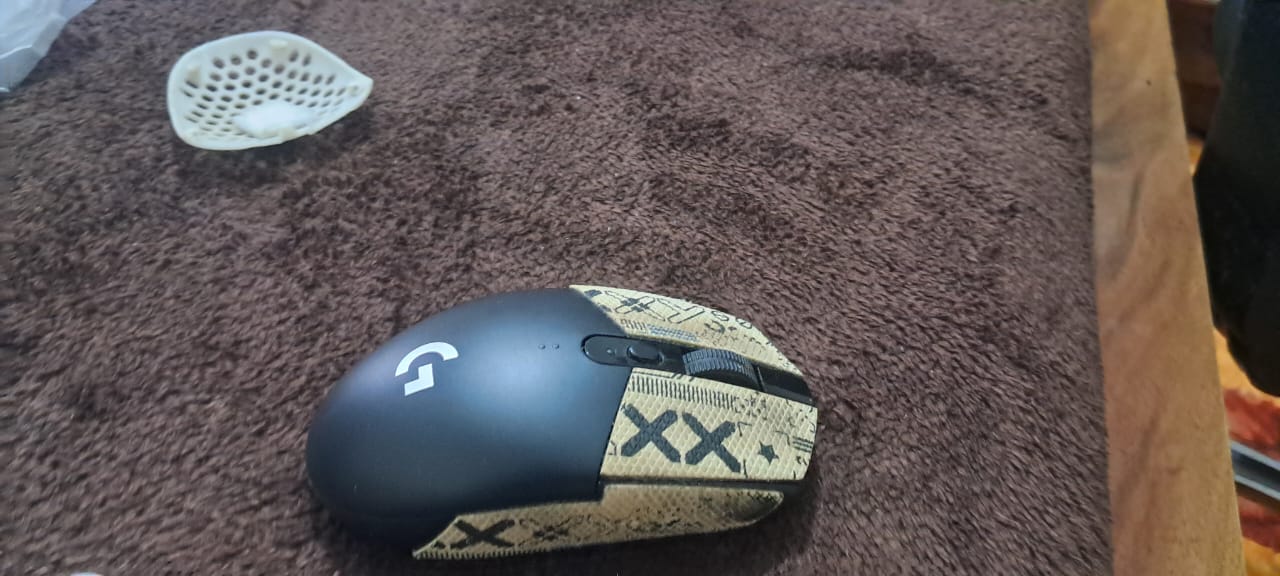 Logitech G304 Lightspeed Wireless Gaming Mouse 12,000 DPI 6 Buttons 250h Battery Life Used Mouse