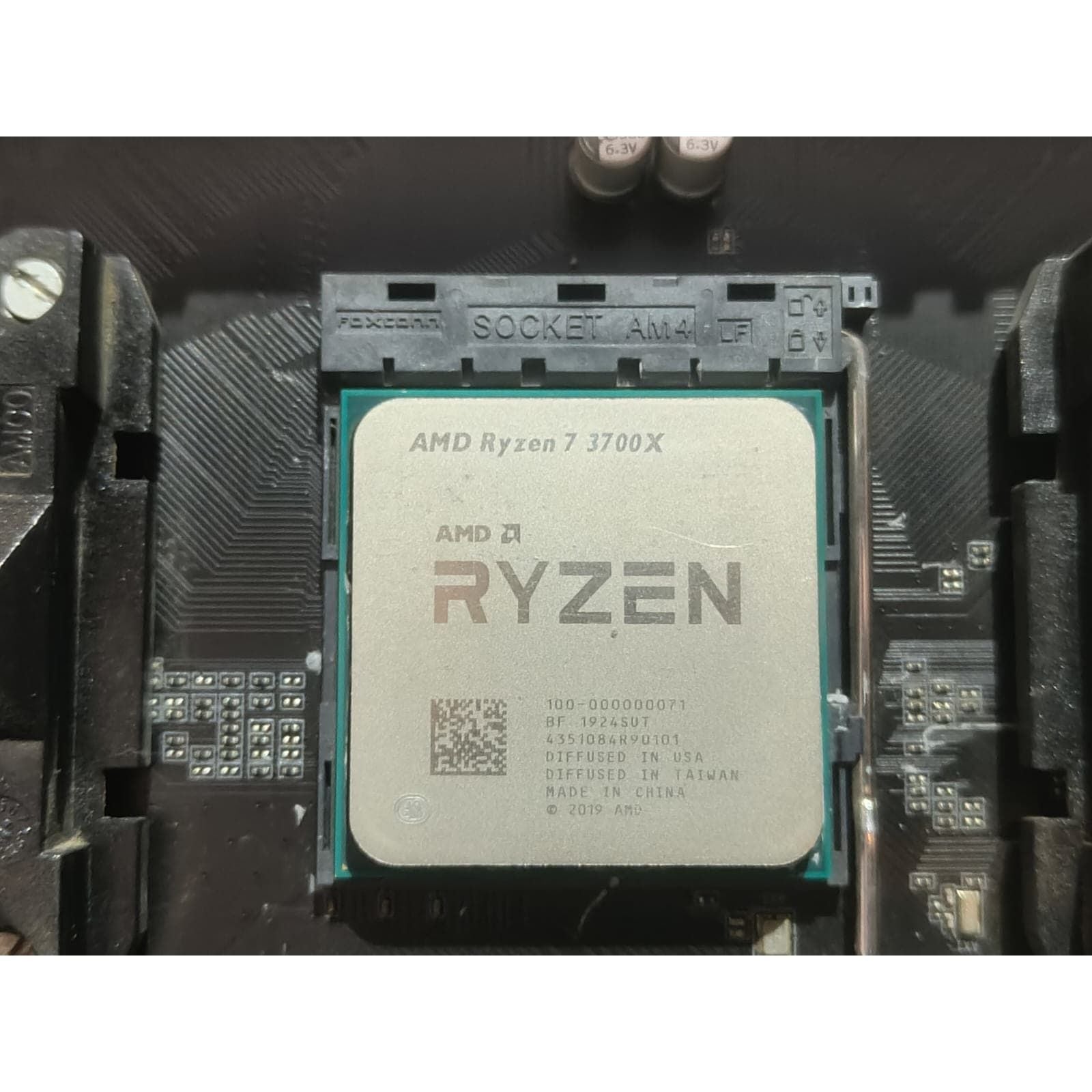 Buy the AMD Ryzen 7 3700X 8 Core 16 Threads + Gigabyte X570 Aorus